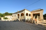 A country house for sale in the La Campaneta area